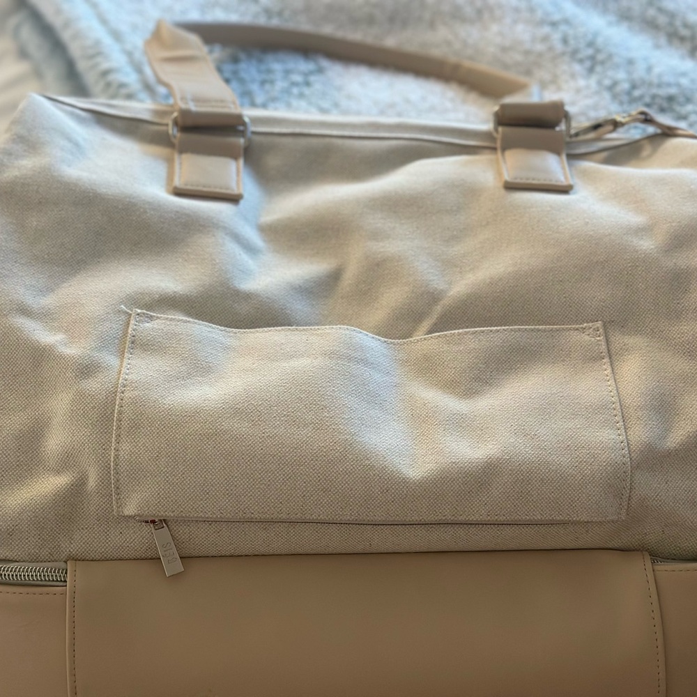 Stylish BEIS weekender bag - Picture 5 of 9
